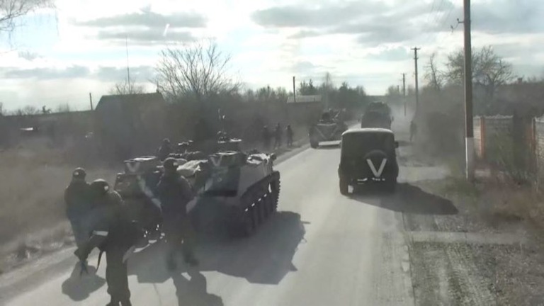 車両の周辺で活動するロシア軍の兵士を捉えた画像
